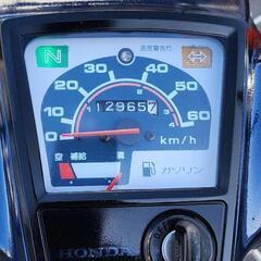走行浅！ で希少！？人気車両✨【HONDA】スーパーカブ50 Custom12V AA01型　新品バッテリー、プラグ交換済み・自賠責２年付き・一通りのメンテナンス(不具合消耗品は新品パーツ交換済み)・ナンバー登録も無料で行います。　乗車するにあたって全てコミコミ！！税込ジャスト！！販売価格！！の画像