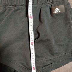 アディダス レディース ショートパンツ Lサイズ（ブラック/ホワイト）の画像