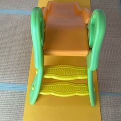 オレンジと緑のコンパクトな滑り台の画像
