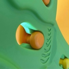 オレンジと緑のコンパクトな滑り台の画像