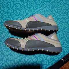 軽量の履きやすいスニーカーの画像