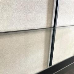 【IKEA】 VITTSJÖ ヴィットショー
・シェルフユニット、 ブラックブラウン/ガラス,の画像