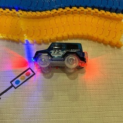 車とコースのおもちゃの画像