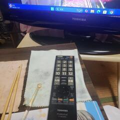 液晶テレビとデスクトップパソコン付きの画像
