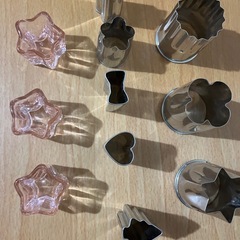 お菓子など型抜き＆星型の入れ物の画像