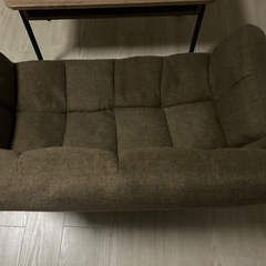 1人用ソファとテーブルの画像