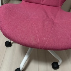 デスクチェア　ピンク　キャスター付きの画像