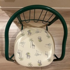 豆イスとテーブルの画像