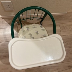 豆イスとテーブルの画像