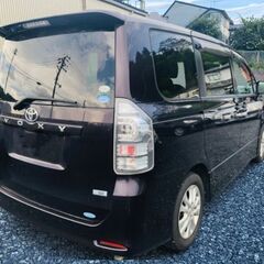 『自社ローン＆リース』なら審査落ちナシ😉事情があってブラックでも乗れます🚗保証人不要・月々お手頃・他社NG対応【ご予算相談OK】車検2年付でお渡し！　ヴォクシーZSキラメキ　修復歴なし　両側パワスラ　フルセグナビ　バックカメラの画像