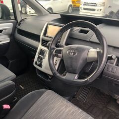 『自社ローン＆リース』なら審査落ちナシ😉事情があってブラックでも乗れます🚗保証人不要・月々お手頃・他社NG対応【ご予算相談OK】車検2年付でお渡し！　ヴォクシーZSキラメキ　修復歴なし　両側パワスラ　フルセグナビ　バックカメラの画像