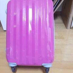 ピンクのスーツケースの画像