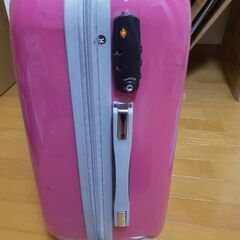 ピンクのスーツケースの画像