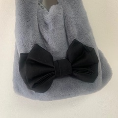 グレー ファー ハンドバッグ リボン付きの画像