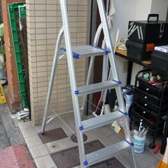 軽量　手すり付き　アルミ製４段　脚立の画像
