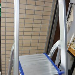 軽量　手すり付き　アルミ製４段　脚立の画像