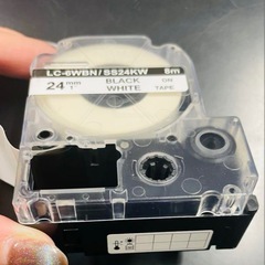 テプラテープ　24mm 8メートル分　白背景黒文字の画像