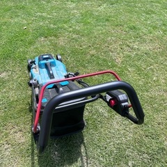 ✨マキタ製 バッテリー式芝刈り機✨の画像
