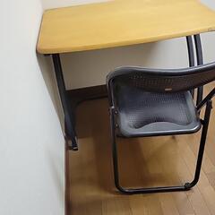 オフィス用机と椅子の画像