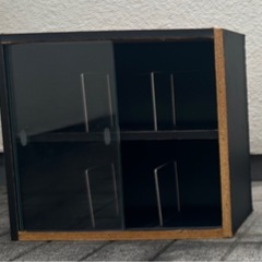 黒の木製ガラス扉付き CDラックの画像