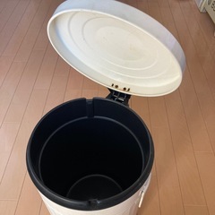 ゴミ箱　ペダル式の画像