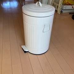 ゴミ箱　ペダル式の画像