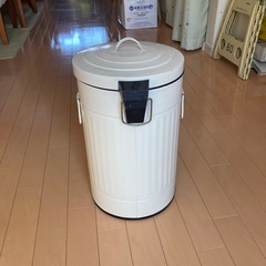 ゴミ箱　ペダル式の画像