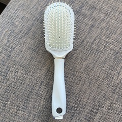 【もらってください】【引き取りに来れる方】100均で300円くらいで購入されたエルサ柄のブラシ（塗装剥がれあり）の画像