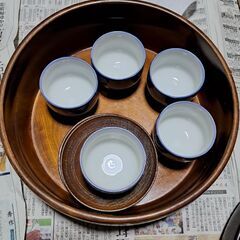 湯呑み茶碗と茶托と、それを入れるものの画像