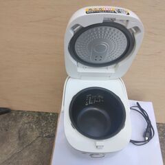 東芝の独身者向き：３合炊き、IH炊飯ジャー：型RC-５ＸＮ、２０１９年製：良品です：キレイですの画像