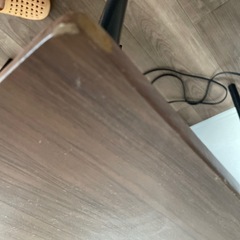 テーブルとイス2つの画像