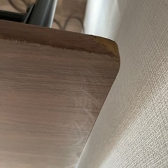 テーブルとイス2つの画像