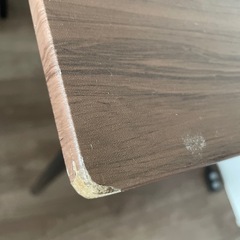 テーブルとイス2つの画像