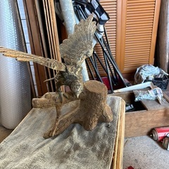 金属製の鷹の置物の画像