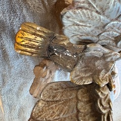 金属製の鷹の置物の画像