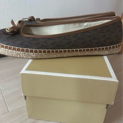 マイケルコース新品パンプスの画像