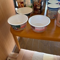 牛乳パック　カップ麺の容器の画像