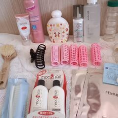 スキンケア化粧品&ヘアアクセ、アメニティたくさんの画像