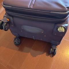 スーツケース タイヤ1つ欠落の画像