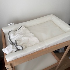 IKEA オムツ交換台SNIGLAR+マットVÄDRAの画像