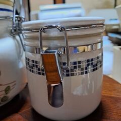 陶器の保存瓶2個の画像