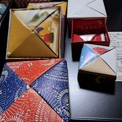 丸い小物入れと手作りの紙の箱の画像