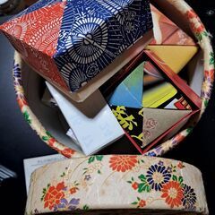 丸い小物入れと手作りの紙の箱の画像