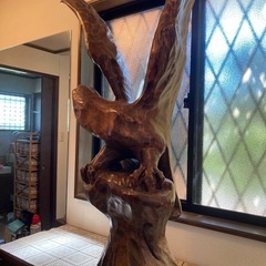 木彫りの鷹の置物の画像