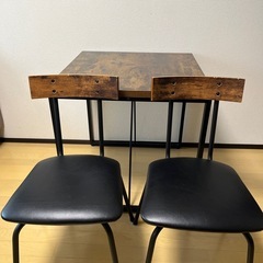 ニトリの小さいテーブルとイス2つの画像