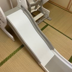 室内　　ジャングルジム　すべり台　ブランコ　滑り台の画像