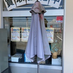 【ジモティー割引で最大15％OFF⭐️】 パラソル付き ガーデンテーブル イス2脚セットの画像