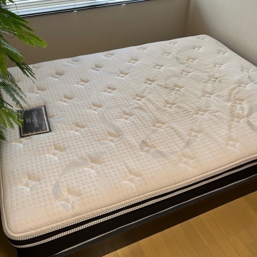 シモンズの20万のダブルサイズマットレスとニトリの収納付きベッドフレーム