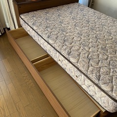 【お譲り先決定しています】26日お取引　ダブルベッド　マットレス付き　令和2年購入の画像