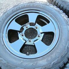 発送不可　ジムニー純正16インチアルミ（黒替え塗装）　TOYOマッドタイヤ付き　近隣配達可　4本　中古　の画像